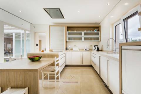 Espectacular Moradia com Piscina em Quelfes, Olhão