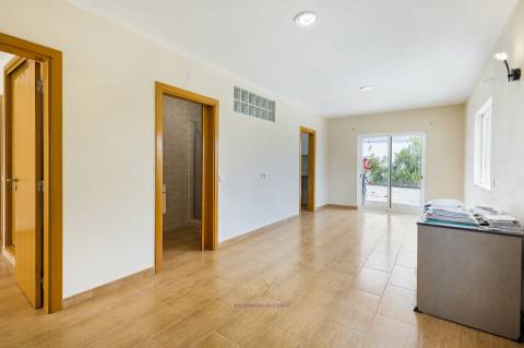 Espectacular Moradia com Piscina em Quelfes, Olhão