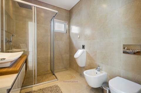 Espectacular Moradia com Piscina em Quelfes, Olhão