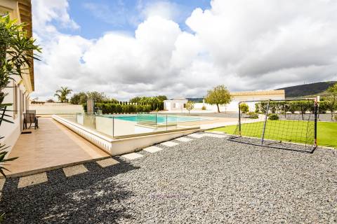 Espectacular Moradia com Piscina em Quelfes, Olhão