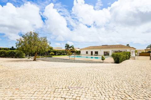 Espectacular Moradia com Piscina em Quelfes, Olhão