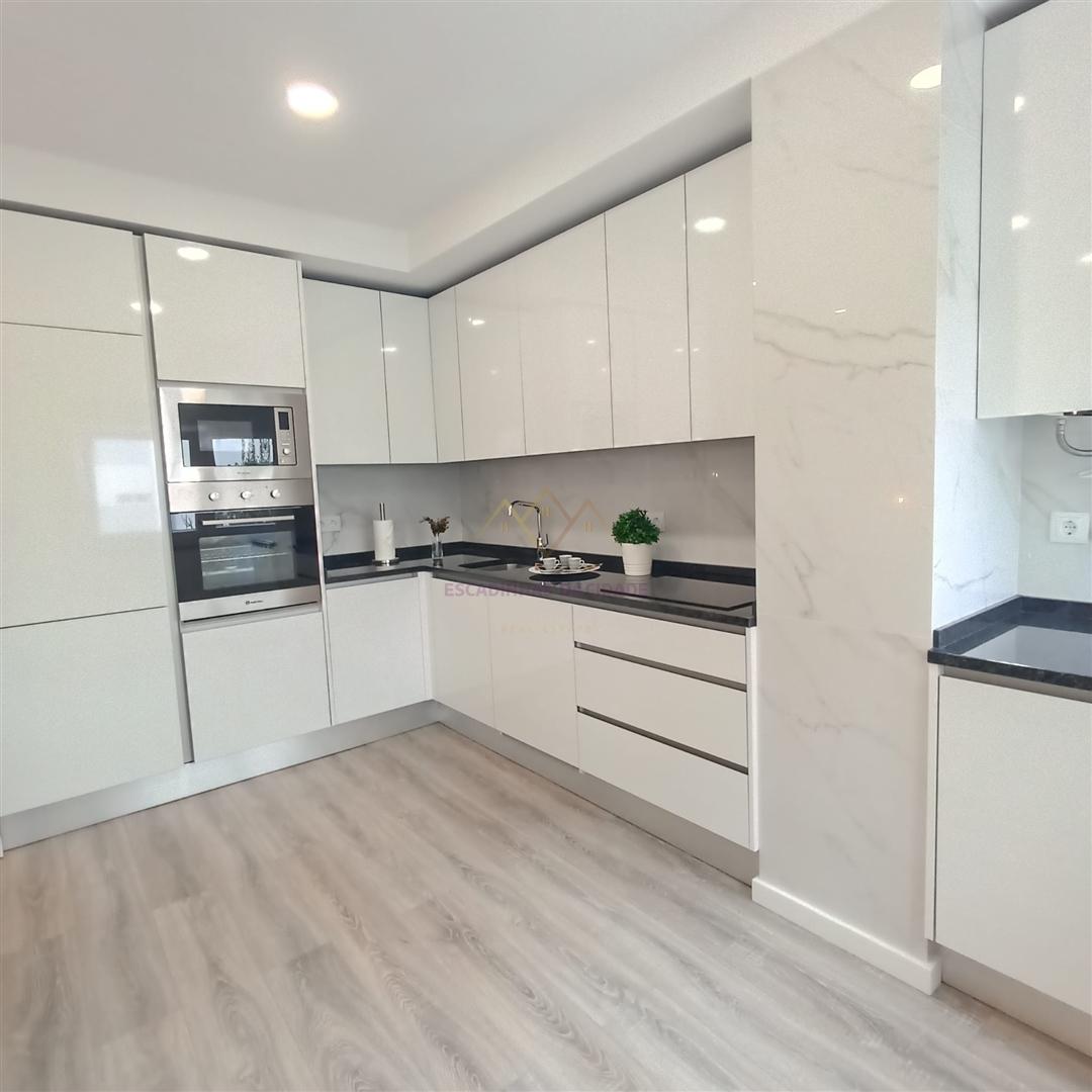 Conforto e Estilo em Benfica – T3 Remodelado com Cozinha Equipada!