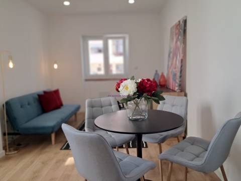 Conforto e Estilo em Benfica – T3 Remodelado com Cozinha Equipada!