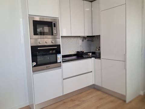 Conforto e Estilo em Benfica – T3 Remodelado com Cozinha Equipada!