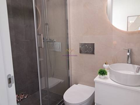 Conforto e Estilo em Benfica – T3 Remodelado com Cozinha Equipada!