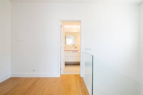 Moradia Nova com Piscina e Vista para o Castelo de Sesimbra