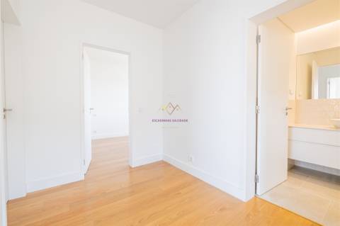 Moradia Nova com Piscina e Vista para o Castelo de Sesimbra