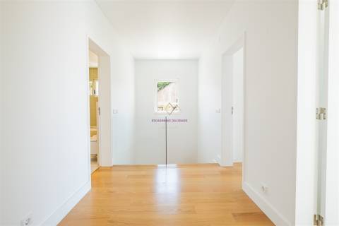 Moradia Nova com Piscina e Vista para o Castelo de Sesimbra