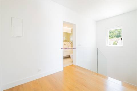 Moradia Nova com Piscina e Vista para o Castelo de Sesimbra