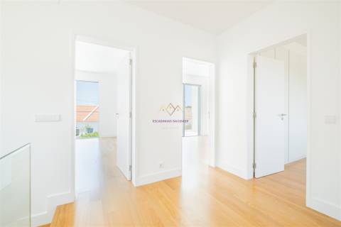 Moradia Nova com Piscina e Vista para o Castelo de Sesimbra