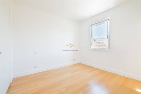 Moradia Nova com Piscina e Vista para o Castelo de Sesimbra