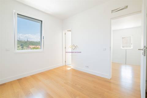 Moradia Nova com Piscina e Vista para o Castelo de Sesimbra