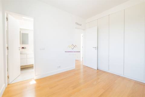 Moradia Nova com Piscina e Vista para o Castelo de Sesimbra