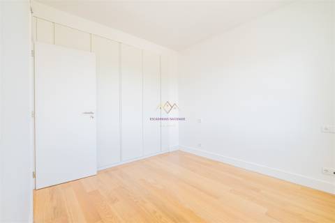 Moradia Nova com Piscina e Vista para o Castelo de Sesimbra