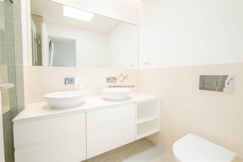 Moradia Nova com Piscina e Vista para o Castelo de Sesimbra