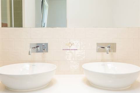 Moradia Nova com Piscina e Vista para o Castelo de Sesimbra