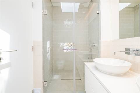 Moradia Nova com Piscina e Vista para o Castelo de Sesimbra