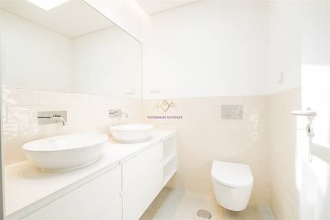Moradia Nova com Piscina e Vista para o Castelo de Sesimbra