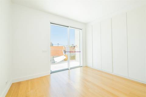 Moradia Nova com Piscina e Vista para o Castelo de Sesimbra