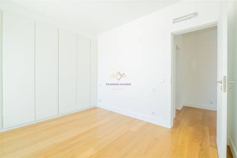 Moradia Nova com Piscina e Vista para o Castelo de Sesimbra