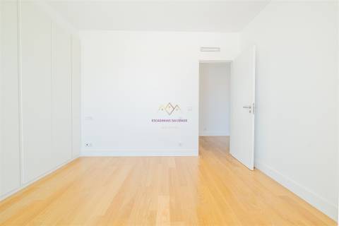 Moradia Nova com Piscina e Vista para o Castelo de Sesimbra