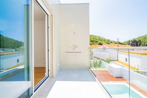 Moradia Nova com Piscina e Vista para o Castelo de Sesimbra