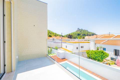 Moradia Nova com Piscina e Vista para o Castelo de Sesimbra