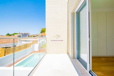 Moradia Nova com Piscina e Vista para o Castelo de Sesimbra