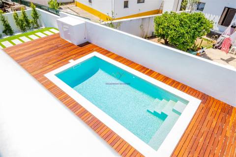 Moradia Nova com Piscina e Vista para o Castelo de Sesimbra