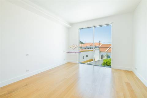 Moradia Nova com Piscina e Vista para o Castelo de Sesimbra
