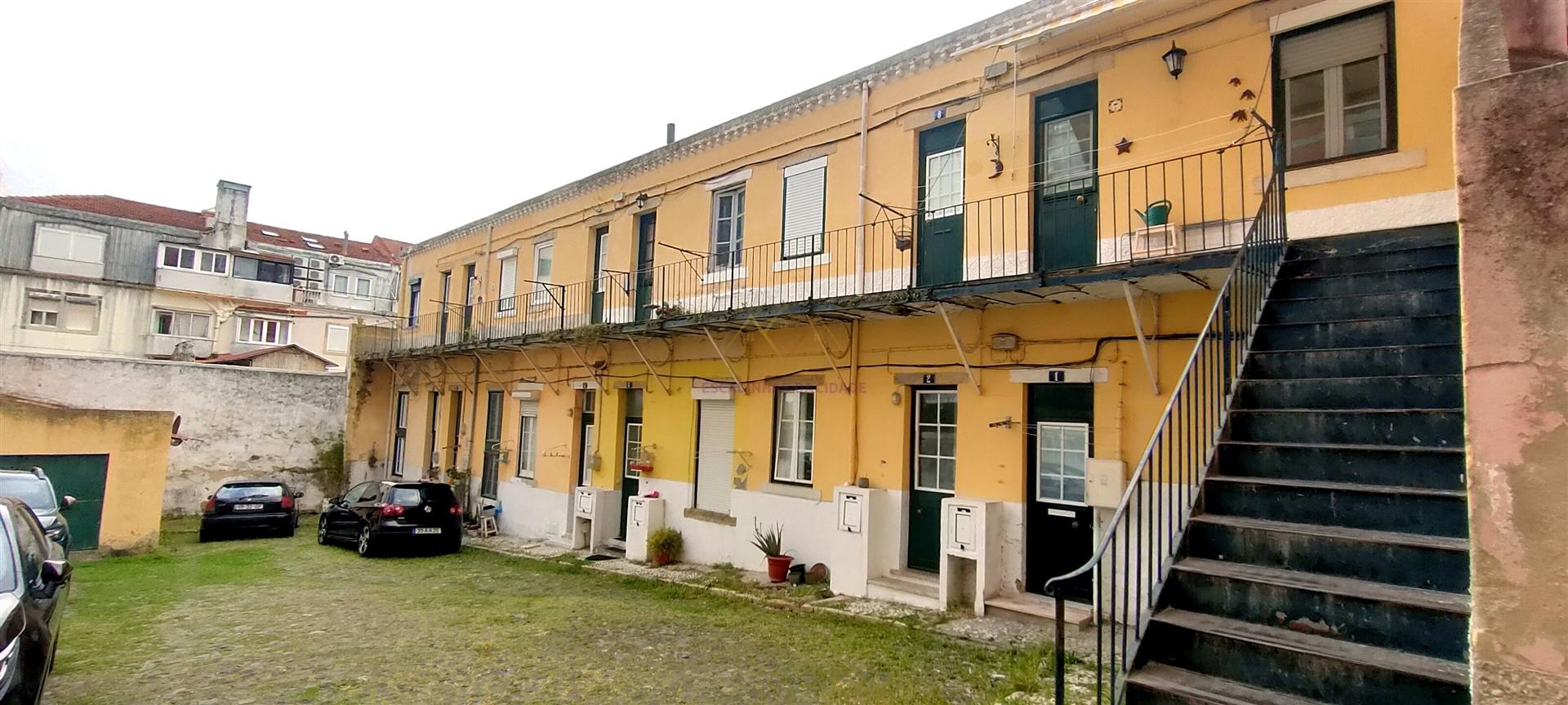 Alto de Santo Amaro – T2+1 Duplex com Terraço e Estacionamento