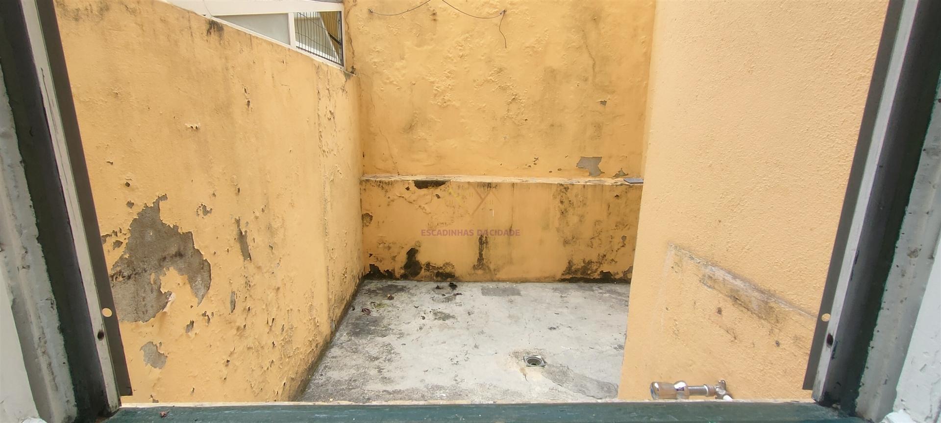 Alto de Santo Amaro – T2+1 Duplex com Terraço e Estacionamento
