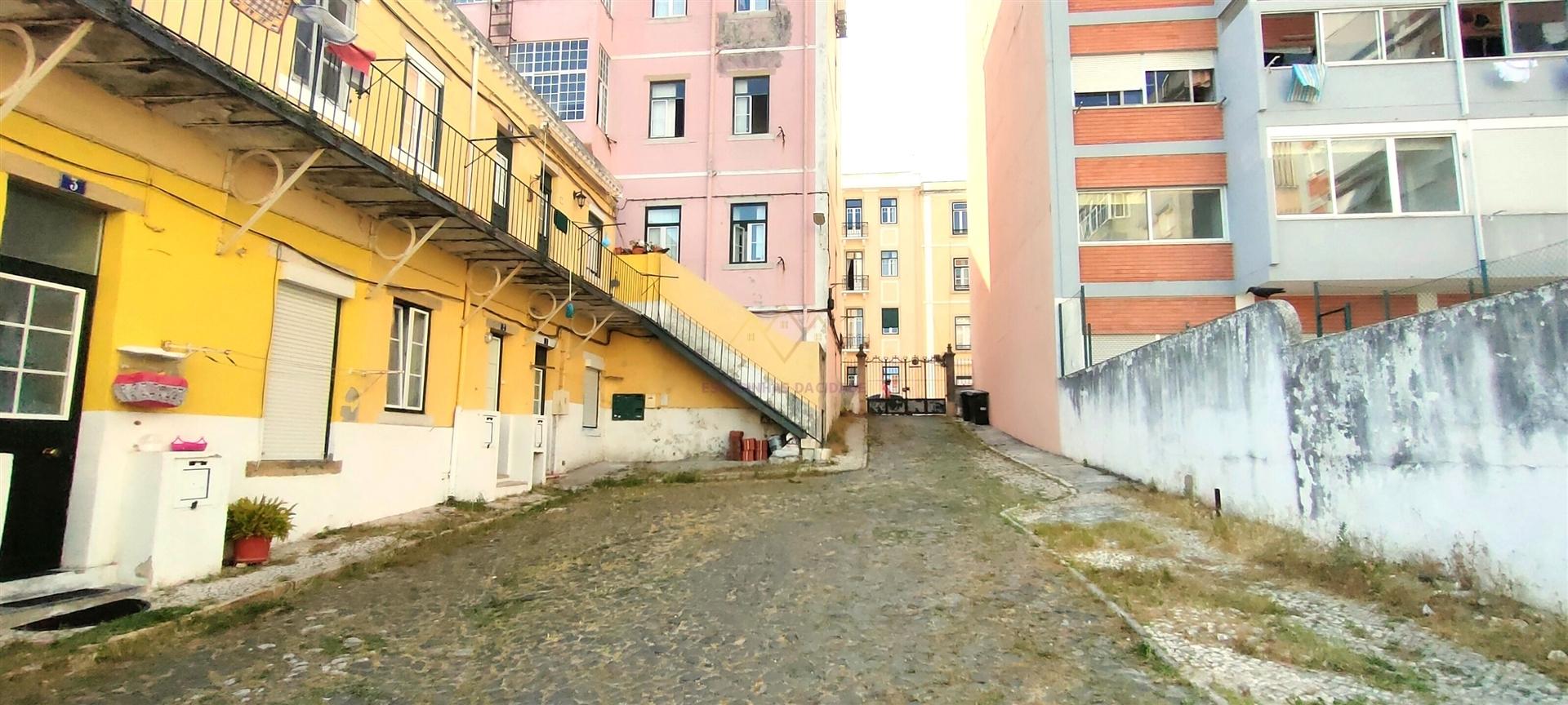 Alto de Santo Amaro – T2+1 Duplex com Terraço e Estacionamento