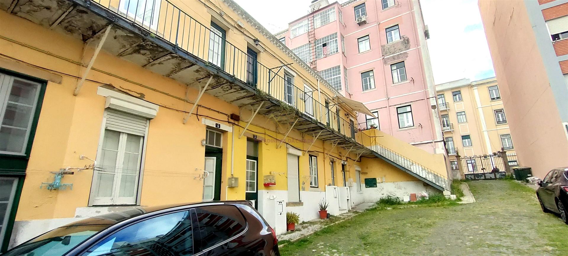 Alto de Santo Amaro – T2+1 Duplex com Terraço e Estacionamento