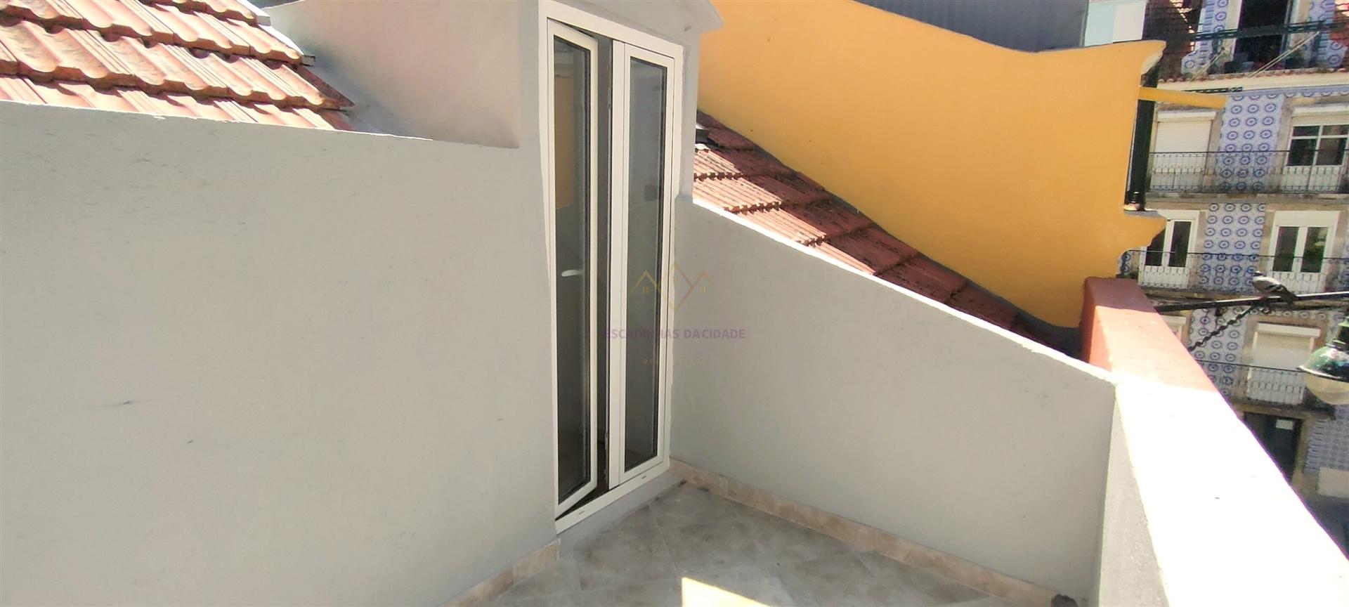 T1 Remodelado com Terraço, no Largo das Olarias