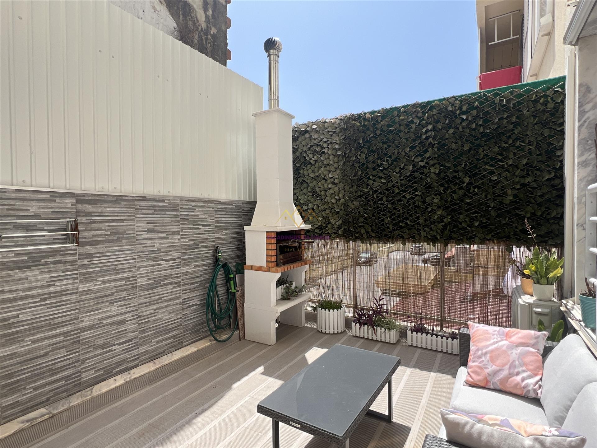 Apartamento T3 remodelado, com terraço, para venda em Quatro Caminhos, Setúbal