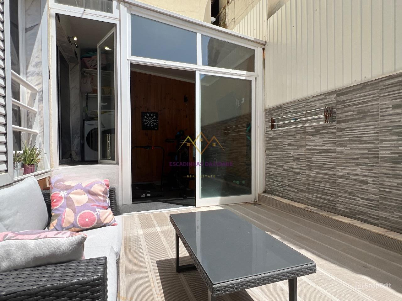 Apartamento T3 remodelado, com terraço, para venda em Quatro Caminhos, Setúbal