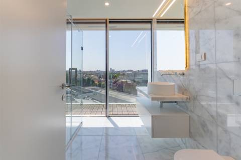 Modernidade e Conforto em Lisboa – T2 com grandes Varandas em Condomínio de Luxo