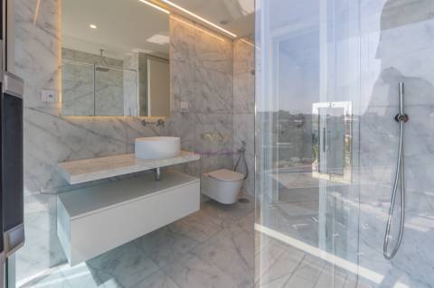 Modernidade e Conforto em Lisboa – T2 com grandes Varandas em Condomínio de Luxo