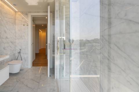 Modernidade e Conforto em Lisboa – T2 com grandes Varandas em Condomínio de Luxo