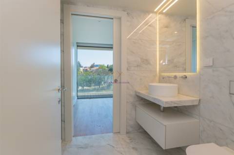 Modernidade e Conforto em Lisboa – T2 com grandes Varandas em Condomínio de Luxo