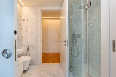 Modernidade e Conforto em Lisboa – T2 com grandes Varandas em Condomínio de Luxo