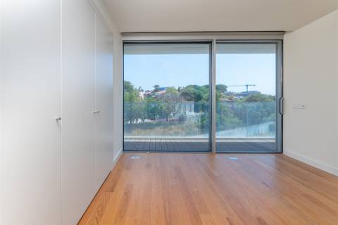 Modernidade e Conforto em Lisboa – T2 com grandes Varandas em Condomínio de Luxo