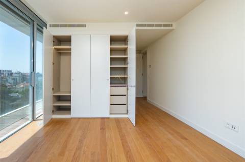 Modernidade e Conforto em Lisboa – T2 com grandes Varandas em Condomínio de Luxo