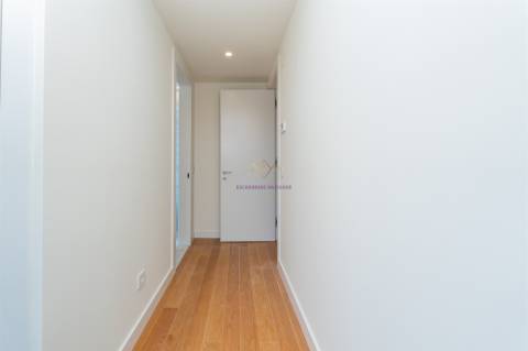 Modernidade e Conforto em Lisboa – T2 com grandes Varandas em Condomínio de Luxo