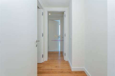 Modernidade e Conforto em Lisboa – T2 com grandes Varandas em Condomínio de Luxo