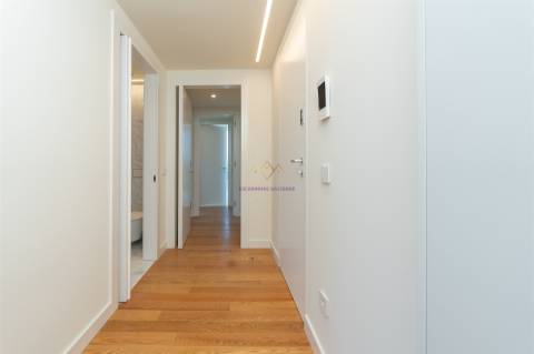 Modernidade e Conforto em Lisboa – T2 com grandes Varandas em Condomínio de Luxo
