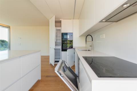 Modernidade e Conforto em Lisboa – T2 com grandes Varandas em Condomínio de Luxo