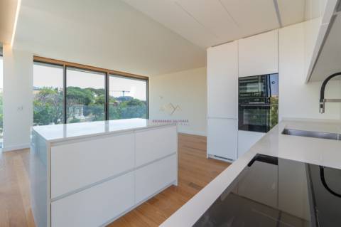 Modernidade e Conforto em Lisboa – T2 com grandes Varandas em Condomínio de Luxo