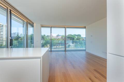 Modernidade e Conforto em Lisboa – T2 com grandes Varandas em Condomínio de Luxo